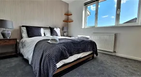 Bright 2BR House with Garden & Parking Sleeps 5 - Image 2