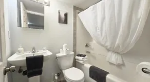 Amazing DT Apartment w Parking Location Coffee - Image 2
