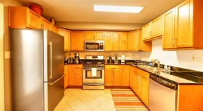 Spacious Row Home next Transit near Downtown w Parking - Image 5
