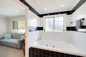 Spacious House with Pool - 5 min walk to Lake - Image 4