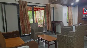 NivaantatVicharays Palm View Family Room - Image 4