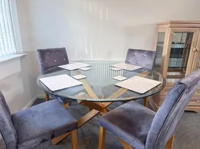 Contractor Friendly 3 Bedroom House Sleeps 5 with Free Parking - Image 4