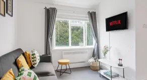 1Bed Contractor & Pilot flat - Parking & FAST WiFi - Image 2