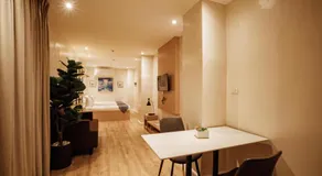 Snooze Inn & Suites - Image 4
