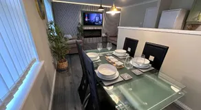 Modern 2-Bedroom Apartment Near Manchester with Free Parking - Image 2