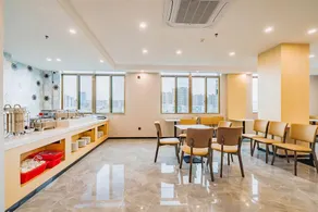 Huayue Premium Hotel - Image 2