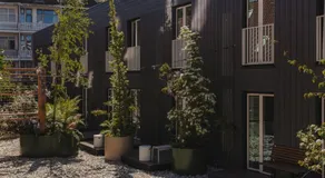 Man Met Bril Koffie Hotel - Image 3