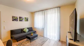 Aparthotel Neckartal - Premium Serviced Apartments mit je 2 Schlafzimmern & King-Size-Betten, Highspeed-WLAN, 55'' Smart-TV in jedem Zimmer, Vollküche, Klima, Parkplatz - 15 Min nach Stuttgart, Ludwigsburg & Waiblingen - Perfekt für Business & Privat! - Image 2