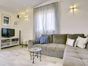 Boutique Villa in Peroj with garden - Image 2
