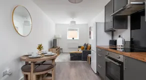 Central Town Location, 1BR Apartment With Sofa Bed & Modern Amenities, Walk to Train Station, Shops & Cafes, Ideal for Business or Leisure - Image 4