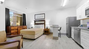 Metro Chandler Extended Stay - Cosy King - Image 2