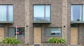 Contemporary & Exquisite Trumpington Townhouse with Parking & 5 mins to Addenbrookes & Papworth hospitals - Image 3