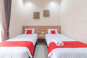 RedDoorz Premium @ Griya Inkoppabri Cisarua Puncak - Image 2