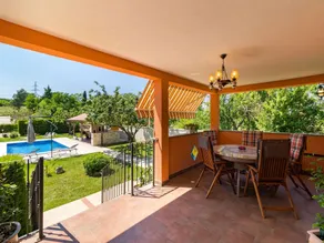Lovely family bungalow with private pool - Image 4