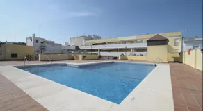 Apartamento en el centro con garaje, terraza, wifi, climatización y piscina - Image 3