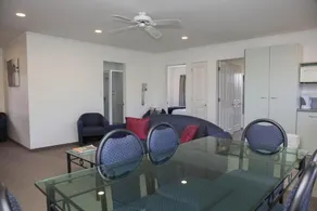 Champers Motor Lodge - Image 4