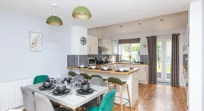 Greenwood By Alt-Stay Contractor Accommodation - 4 Bed Contractor Home With Parking, Wi-Fi & Full Kitchen - Ideal For Long Stay - Image 3
