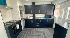 Modern 3 Bedroom Holiday Home -Jaquzzi Bath -Private Parking-suitable for contractors - Free WiFi - Image 3