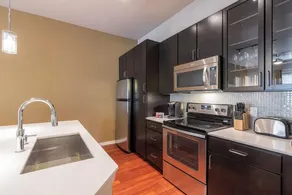 Luxury Med Center Fully Equipped King Sized Bed Condos - Image 5
