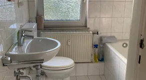 Self check in ganzes Apartment 40 m zwei Schlafzimmer Wlan Parkplatz eigenes Badezimmer mit Badewanne Kochecke Einfamilienhaus - Image 2