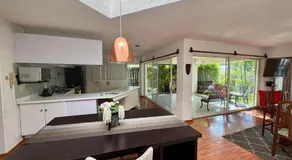 Casa con hermoso jardín y terraza - Image 3