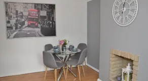 Croydon apartment with parking - Image 3