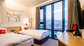 Glue Hotel - Image 2