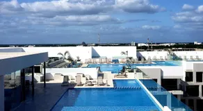 Stylish Luxury Condo in the heart of Playa - Image 2