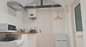 Cozy Detached Studio Retreat with Kitchen & Bath - Image 3