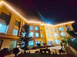 Park In By Jolly Plaza - Image 4