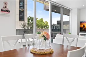 Bright 2-Bed Home with Secure Parking - Image 4