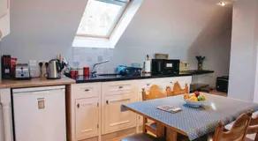 Hill House Apartment - Image 5