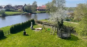 Weißes Apartmenthaus am Kanal - Image 4
