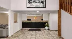 Super 8 by Wyndham Germantown/Milwaukee - Image 4
