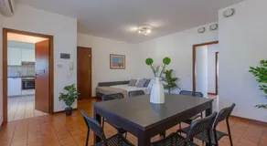 GuestHost - Pontelagoscuro Huge & Residential Apartment - Image 2