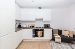 1 Bed Apartment in Aylesbury, by ARP HOMES, Town Centre, Perfect Location for Business & Long Stays - Image 4