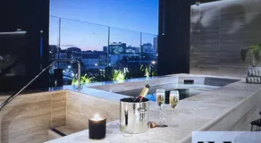 Entire flat w infinity pool and 5m walk to Fort Valley station - Image 3
