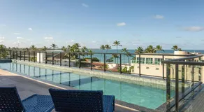 Centro da vila a 50m do mar com cozinha completa, varanda e piscina com vista panorâmica - Image 3