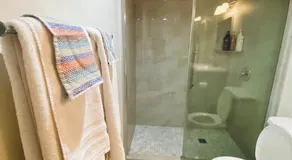 Cozy Queen Suite Near Okanagan Lake - Image 2