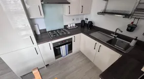 Contemporary 2-Bed Apartment with Parking Bedford - Image 3