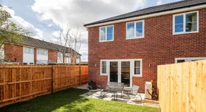 Perfect Booking 3 Bed with Spacious Parking & Garden - Image 5