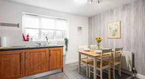 Pass the Keys Tranquil Haven Stylish 2BR Flat with Parking - Image 5