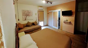Chambre privée adaptée aux familles avec jardin et jacuzzi | Vue panoramique - Image 2