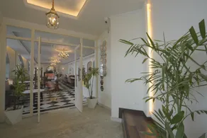 Mayfair Suites - Image 4