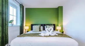 Saint Helens Spacious 3BR Olive Suite Sleeps 7 - Image 2
