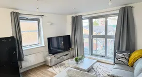 1 Bedroom Sleep 4 Urban Retreat with Private Balcony, Moments from Norwood Station & Crystal Palace FC - Image 2