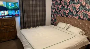 Stylish 3BR Home Sleeps 6 Free Parking Family Friendly - Image 3