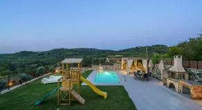Villa avec jardin, terrasse et piscine privée | Vue piscine - Image 2
