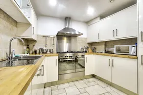 St Stephen Street Apartment - Image 4