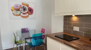 Lovely main door 2 bed apartment - Image 3